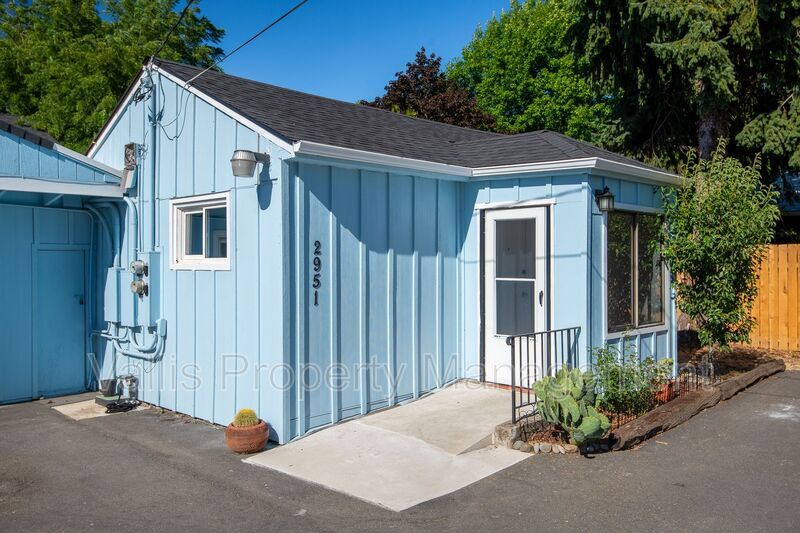Foto principal - 2951 D St NE
