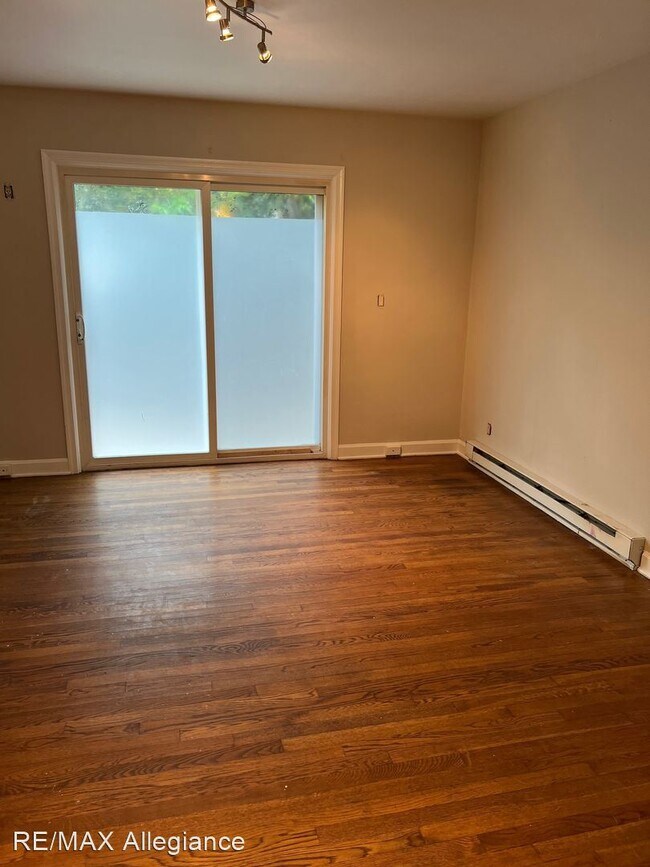 Building Photo - 2 br, 1 bath House - 1245 LASKIN ROAD #9