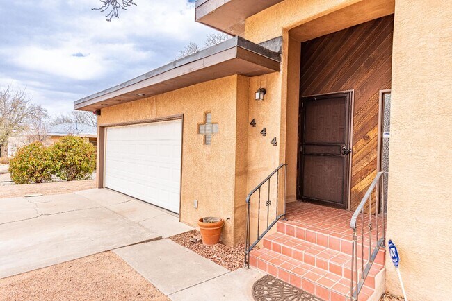 Building Photo - 444 Sierra Dr SE