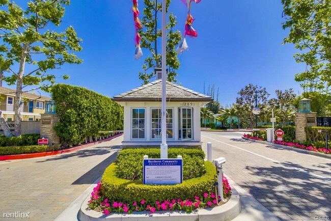 Building Photo - 2685 Bayshore Dr