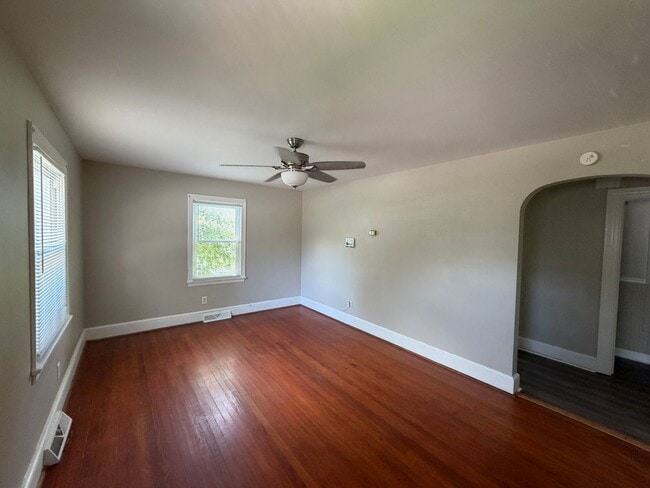 Building Photo - 2 Bed 1 Bath Home