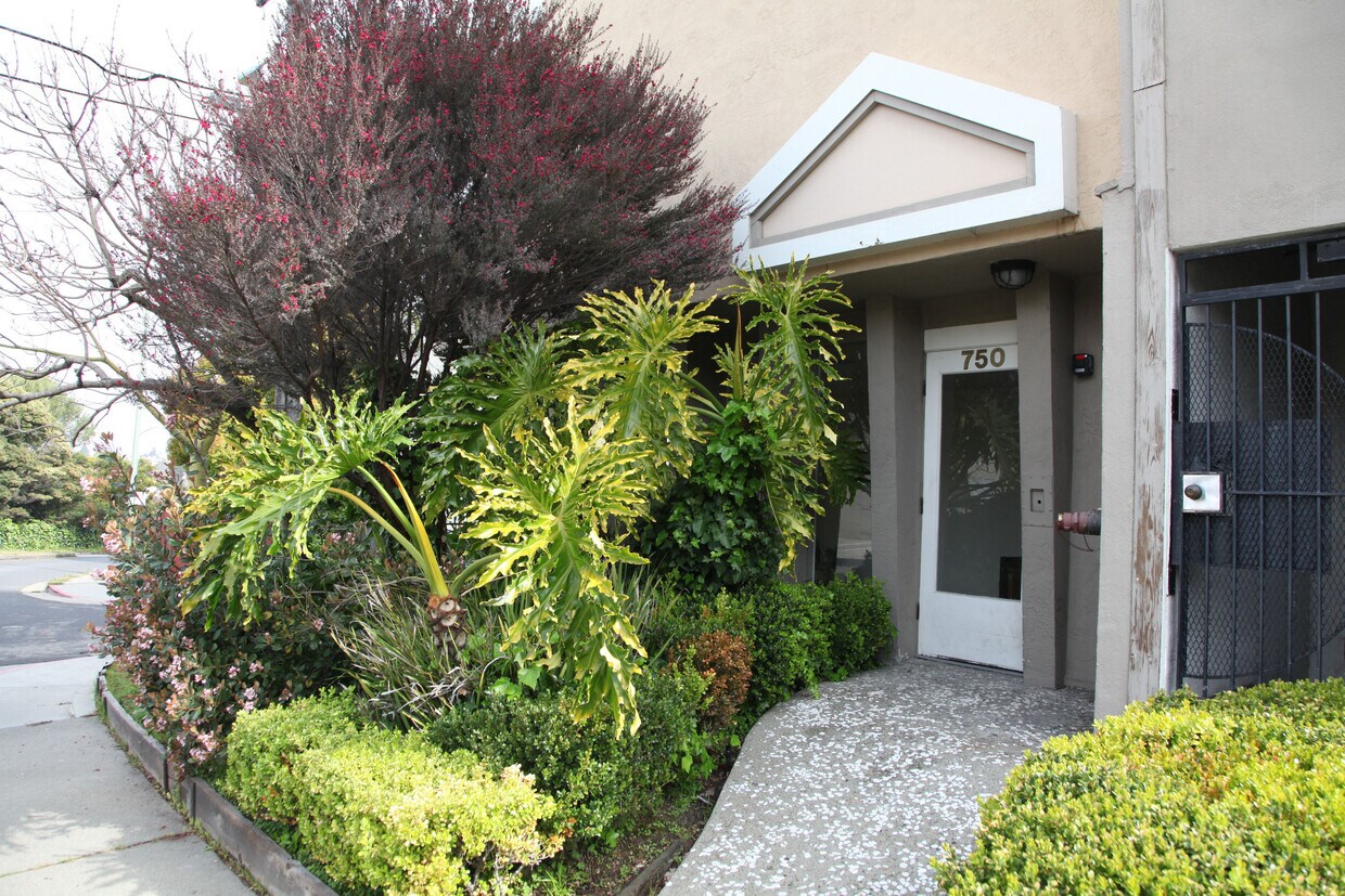 Primary Photo - 750 MacArthur Blvd