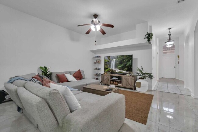 Building Photo - Spacious 3-Bedroom townhome in Kissimmee – Available Now!