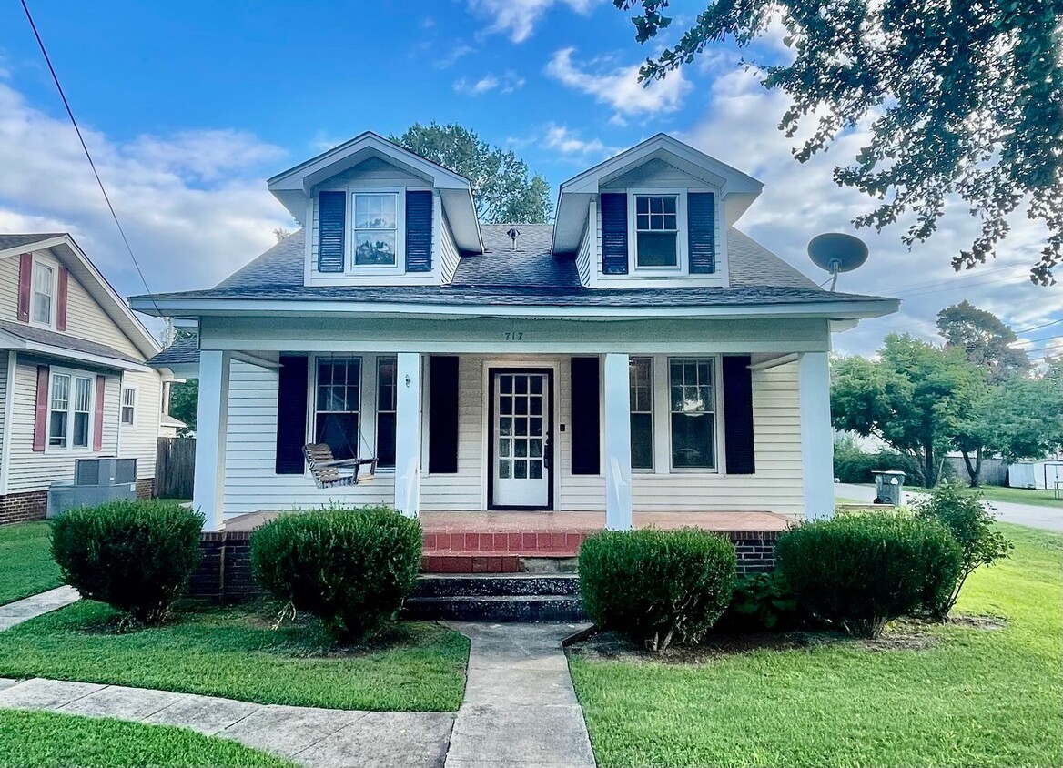 Primary Photo - Lovely Cottage in Downtown Athens!