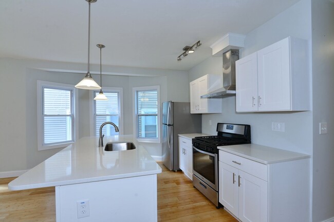 Building Photo - 3 Bedroom, 2 FULL bath with south facing b...