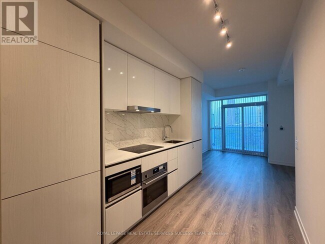 Photo du bâtiment - 8 Interchange Wy