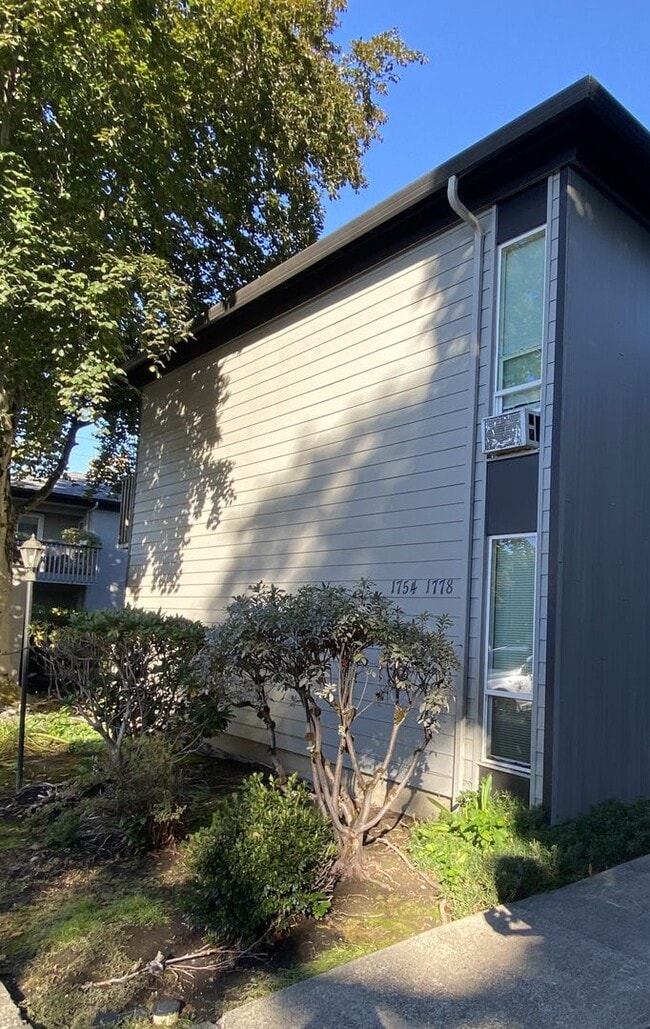 Building Photo - 2 bed 1 bath Apartment - W/ Rent Special!