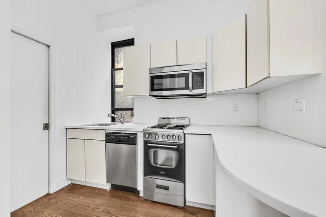 Building Photo - 303 Broome St