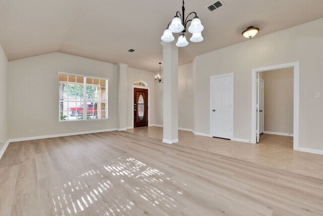 Foto del edificio - Charming 3 Bed 2 Bath Home in Weston Oaks with Community Amenities