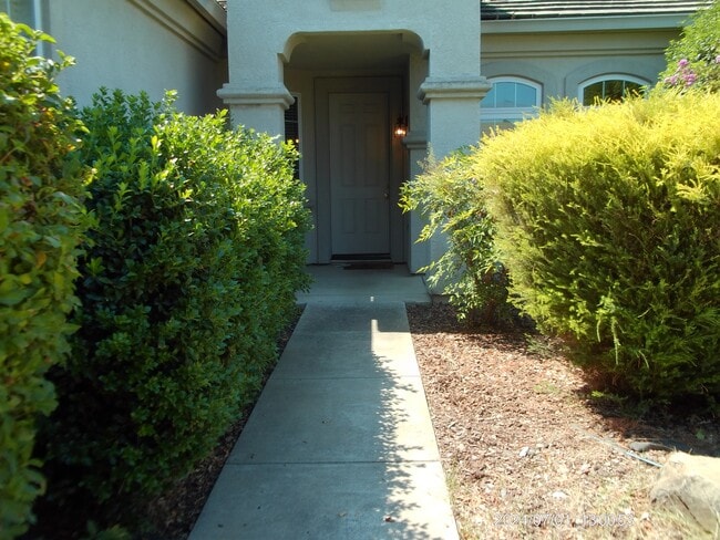 Building Photo - 634 Falling Rock Ct
