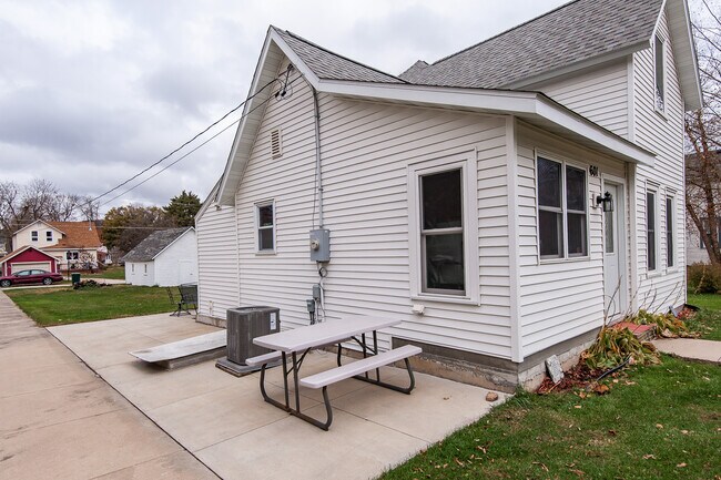 Building Photo - 601 Kenilworth Ave S