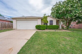Building Photo - 8405 Seven Oaks Ln