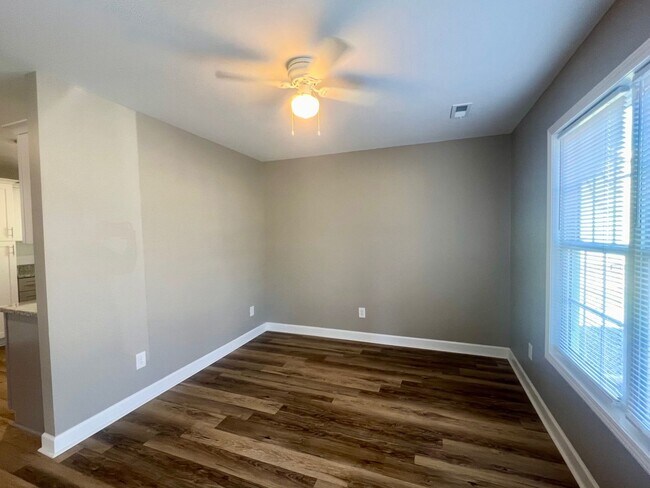 Foto del edificio - 317/319 E. GILBREATH STREET