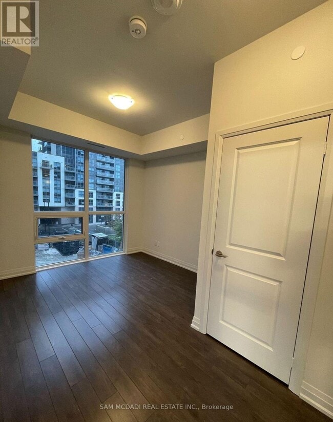 Building Photo - 10 Meadowglen Pl