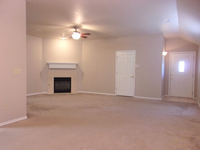 Foto del edificio - 2 BED 2 BATH 2 CAR GARAGE DUPLEX NW OKC