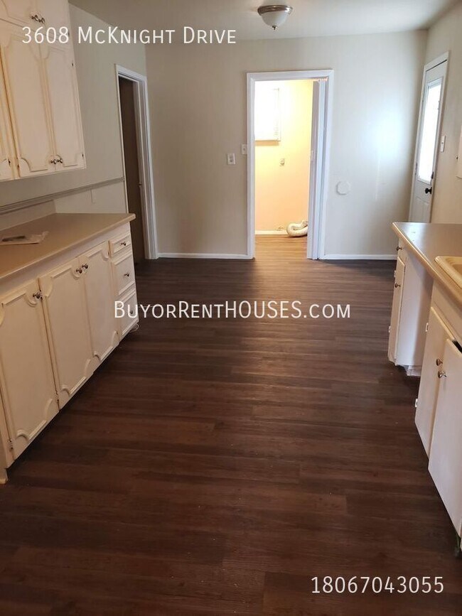 Foto del edificio - $499 Move-In Special (+ admin fee) + $0 De...