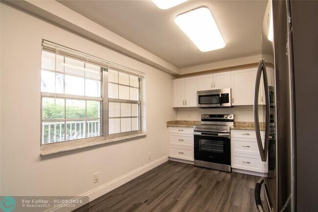 Building Photo - 3520 Oaks Way