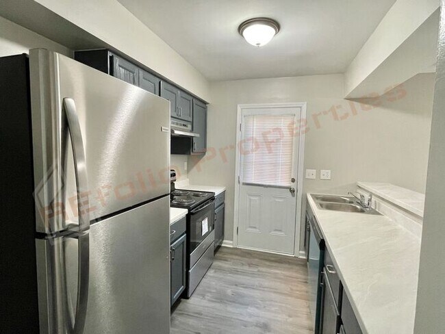 Foto del edificio - Carpetless 2 BD 1.5 Bath 2 Story Quadplex ...