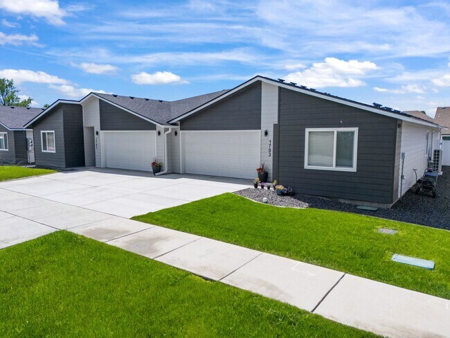 Foto del edificio - Zero-step Valley Duplex for rent!