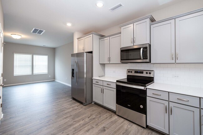 Foto del edificio - 3 Bedroom Townhome Minutes from Downtown Oakboro - Available March 2026