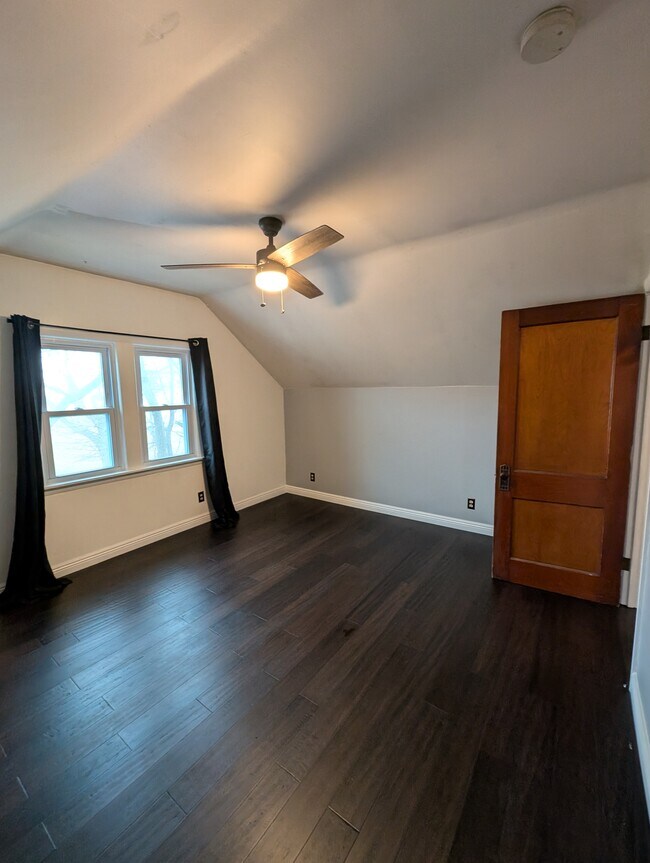 Dormitorio - 2340 N Bremen St