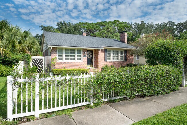 Building Photo - 1611 River Oaks Rd