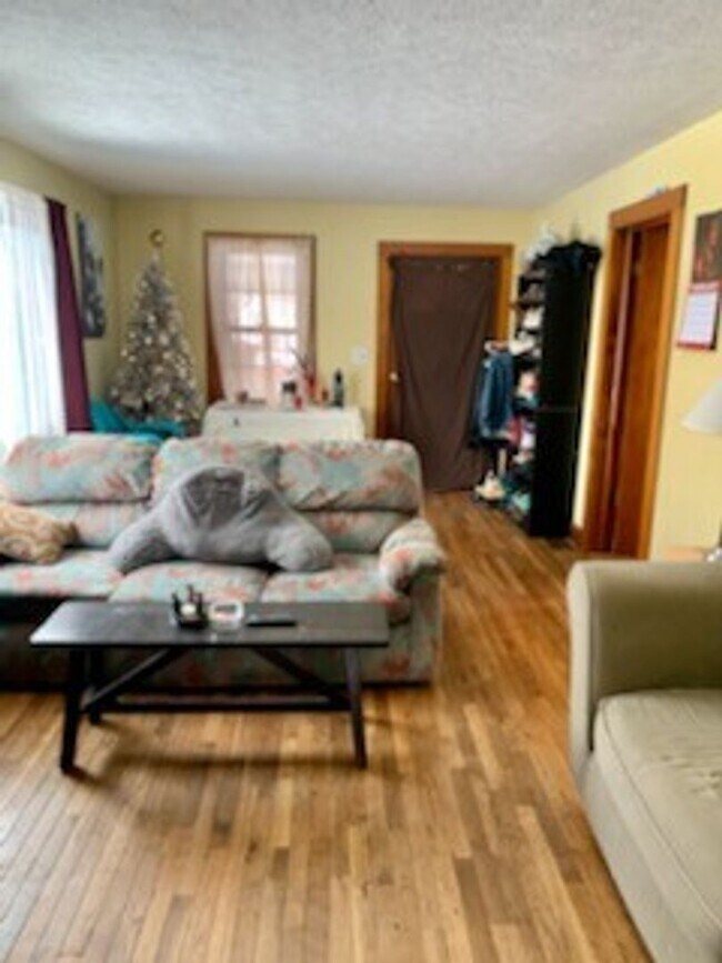 Foto del edificio - 3 bed/1 bath home near Upland Brewery avai...