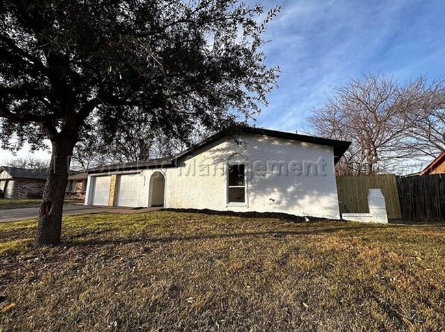 Building Photo - Fully Renovated Home in Ideal location in ...