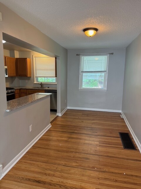 Foto del edificio - 537 E Basin St