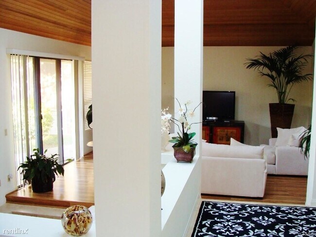 Building Photo - 2 br, 2 bath Condo - 18 Lucerne