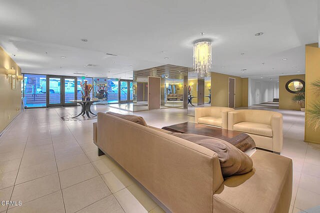 Building Photo - 137 S Palm Dr