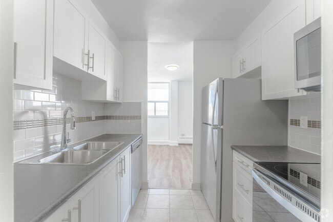 3BR, 1BA - 1,022SF - Kitchen - 739 Birchmount Road