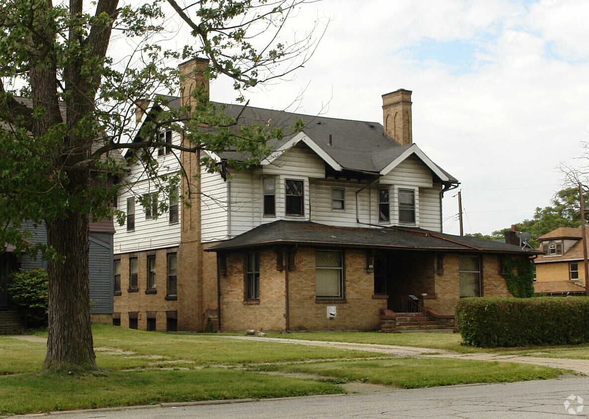 Primary Photo - 843 5th Ave