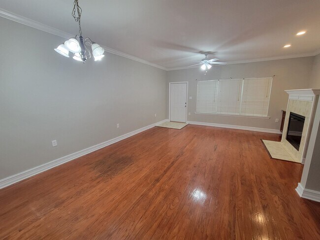 Building Photo - 1517 Crescent Hills Dr
