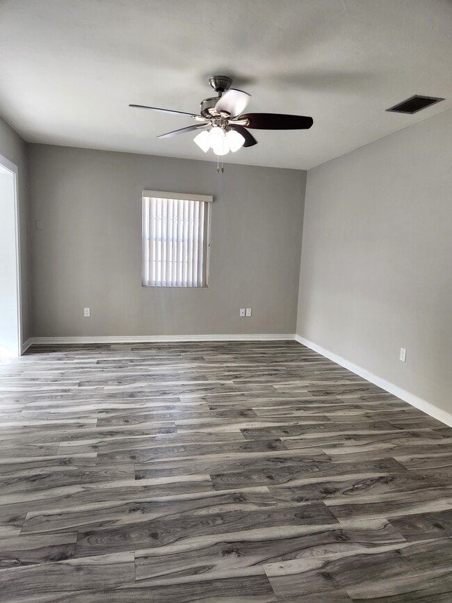 Building Photo - 313 W Palm Dr