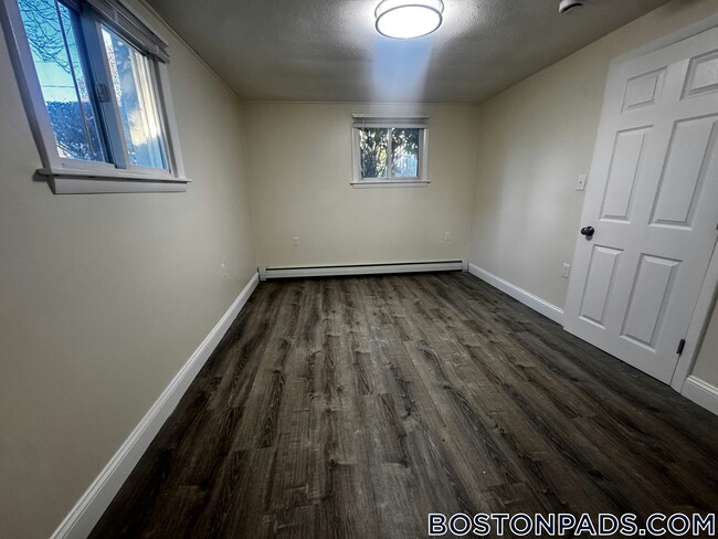 Building Photo - 11 River Dr