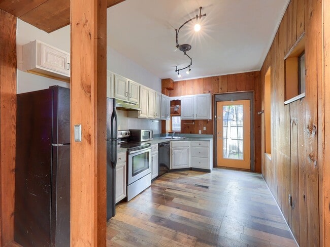 Building Photo - Large 2BR/2BTH house on Penn St!