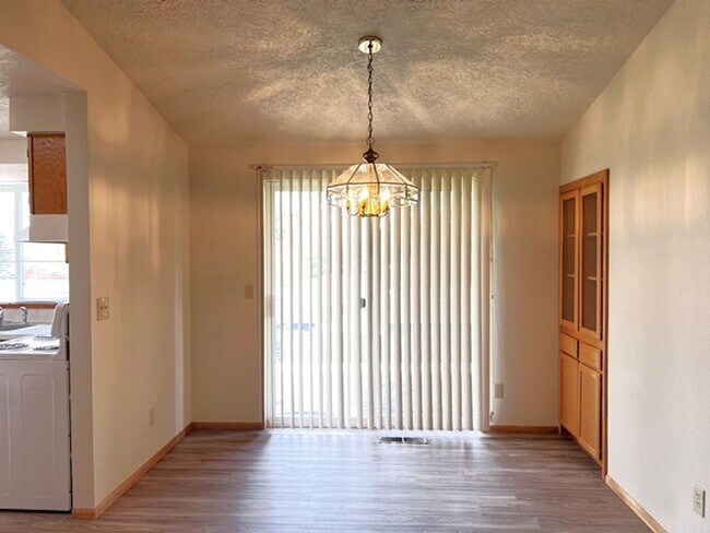 Building Photo - 3Bd/2Ba Single Story House - Available to ...