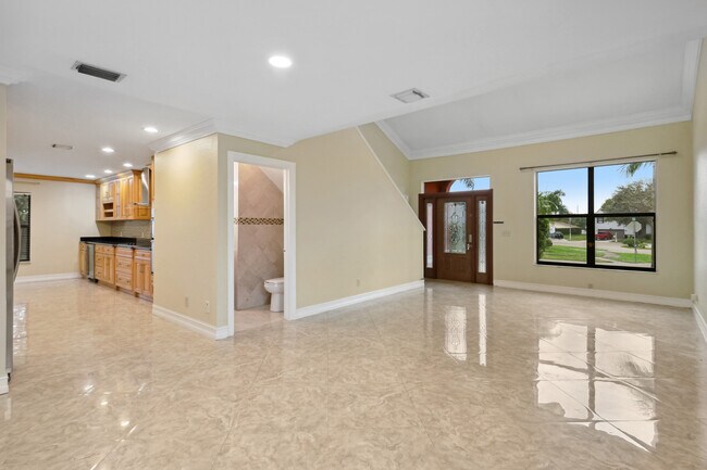 Building Photo - 580 NW 9th Ct