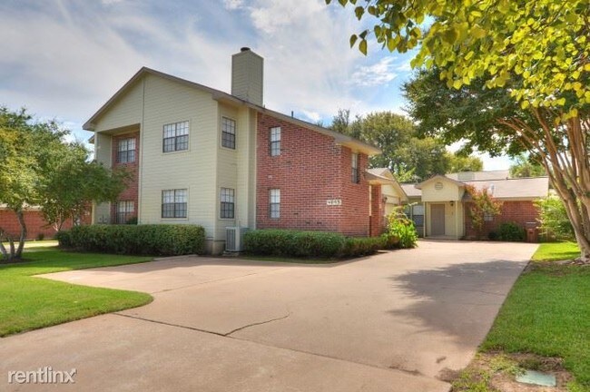 Building Photo - 9600 Woodvale Dr