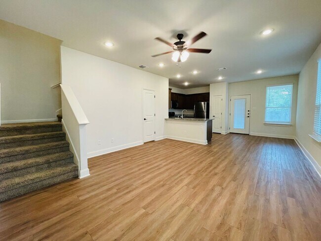 Building Photo - 10322 Lynwood Vlg