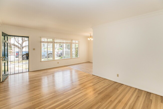 Building Photo - 244 S Doheny Dr
