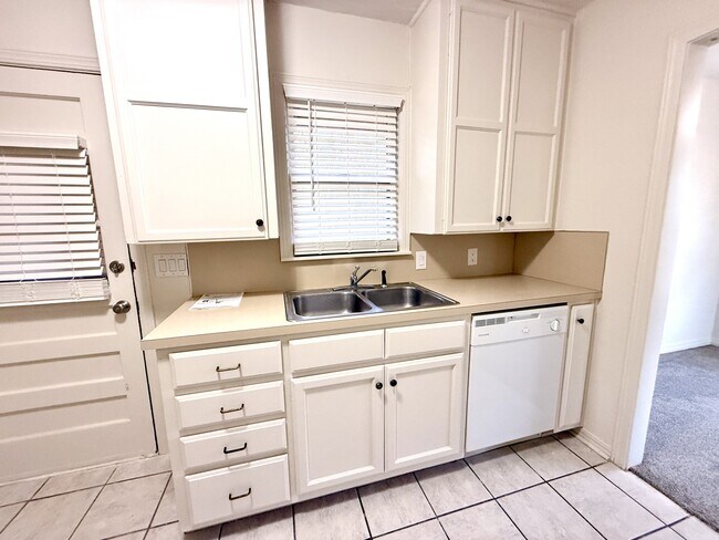 Building Photo - 2903 N.Commerce