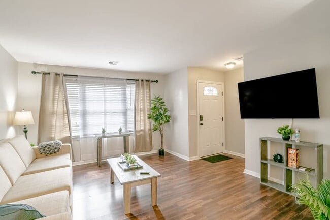 Building Photo - 850 Forestwood Dr