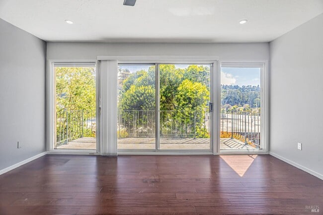 Building Photo - 363 Eden Roc Dr