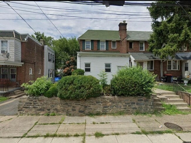 Building Photo - 216 E 24th St