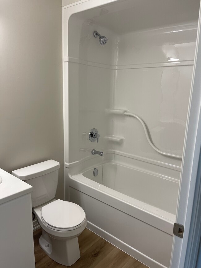Building Photo - Spacious, Newly built Two Bedroom + Den, Two Bathroom Unit for Rent in St Catharines Ontario