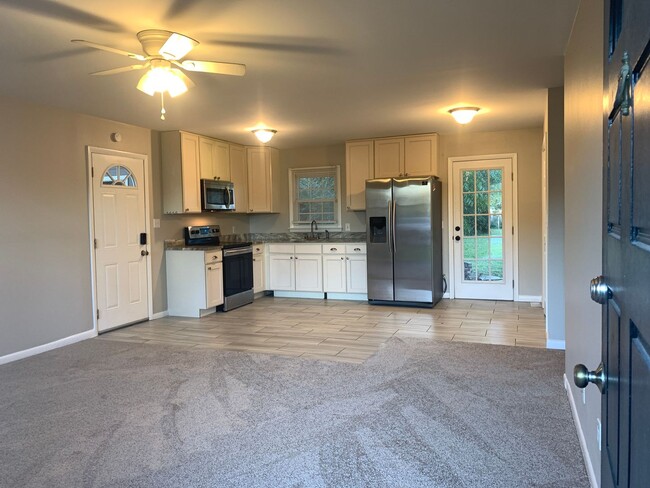 Building Photo - Pretty Renovated Rent Ready Ranch Near I-4...