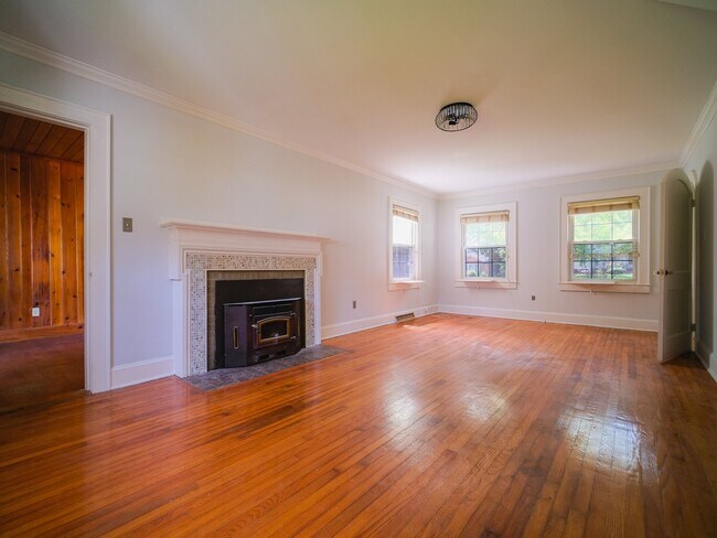 Foto del edificio - "Charming 3-Bedroom Home with Hardwood Floors & 2 Full Baths in Bessemer City – 1758 Sq Ft of Com...