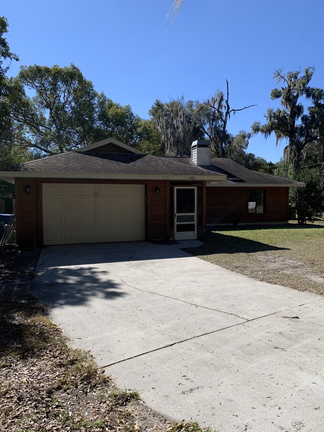 Foto del edificio - 3/2 in DeLand on a large corner lot! $1,75...